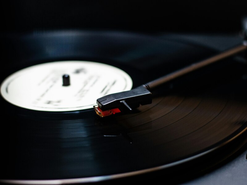 Kebangkitan Vinyl: Mengapa Format Analog Menjadi Aset Strategis Musisi di Era Streaming?